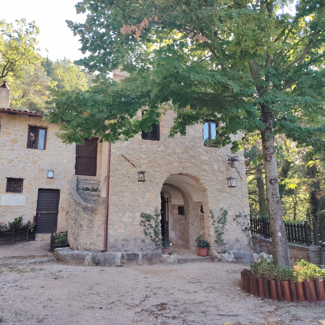 L'Eremo della Madonna del Romitorio si trova presso l'antico paese di San Vincenzo Vecchio.
